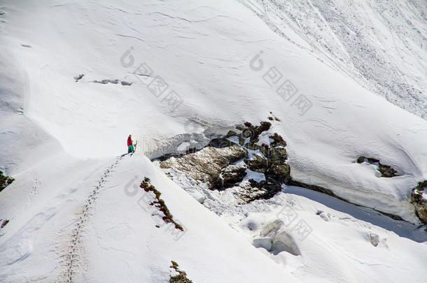 滑雪者<strong>攀登雪山</strong>