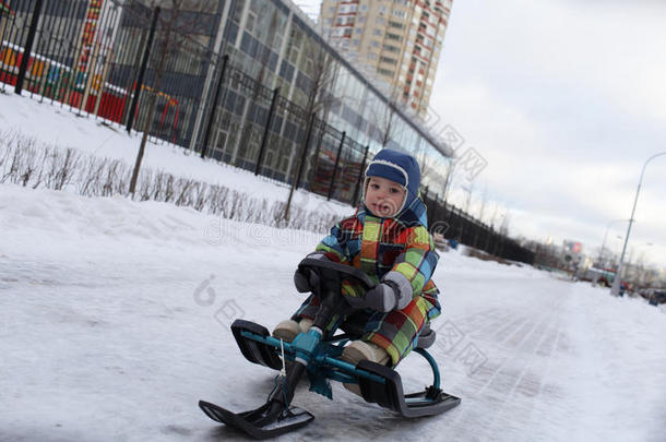 幼儿在雪地滑板车上滑行