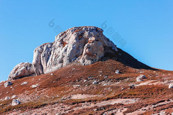 美丽的<strong>山崖</strong>上有红色的植被