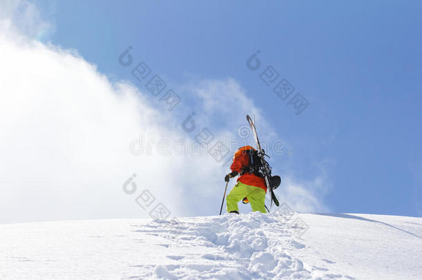 滑雪者<strong>攀登雪山</strong>