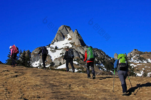 在罗马尼亚奇库卡斯山脉徒步旅行的游客