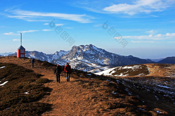 在罗马尼亚奇库卡斯山脉徒步旅行的游客