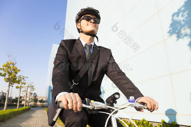 商人骑自行车到工作场所保护环境