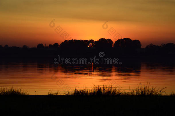 湖边的夕阳