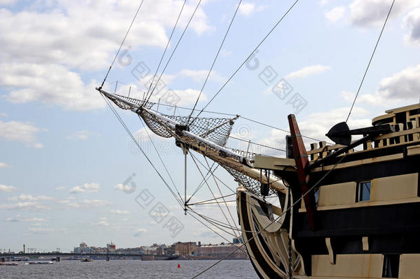 圣彼得堡涅瓦河上帆船的鼻部
