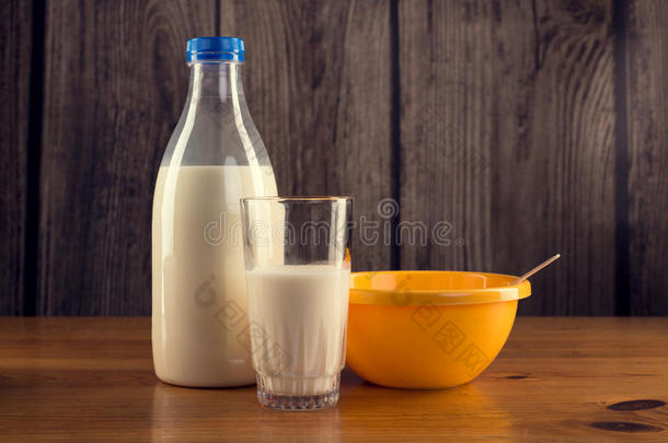<strong>牛奶瓶</strong>、<strong>牛</strong>奶杯和黄色塑料碗的静物生活