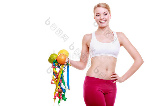 运动<strong>型身材</strong>的妇女与测量磁带水果。是时候减肥了。