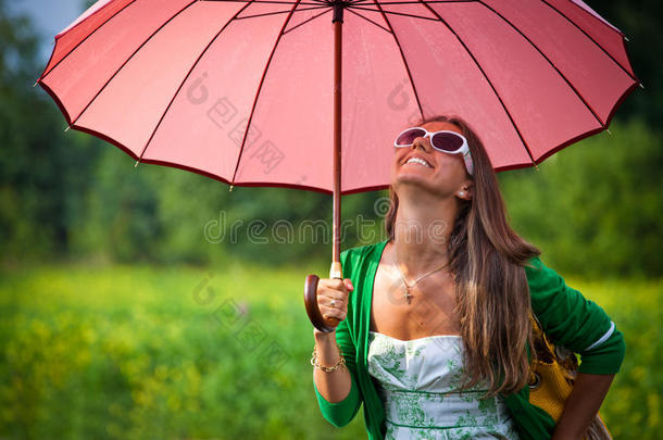 魅力雨伞下的快乐女人