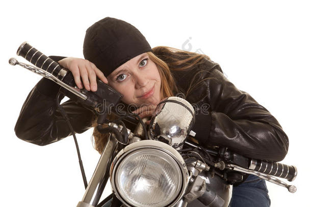 女黑皮摩托车躺着看