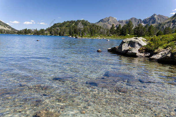 比利牛斯山夏季清澈的湖水