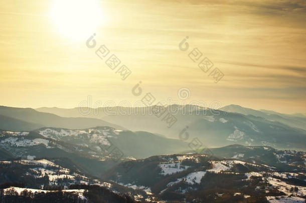 山中壮丽的夕阳景色。喀尔巴阡山脉的日落景观。罗马尼亚喀尔巴阡山脉的黎明