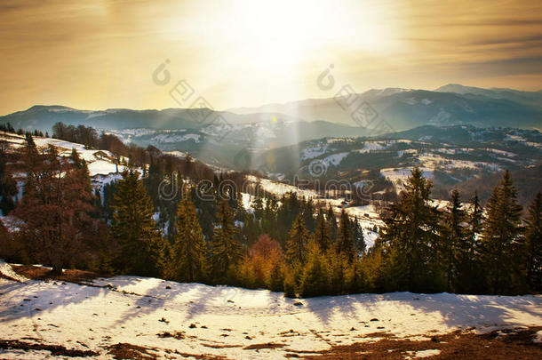 山中壮丽的夕阳景色。喀尔巴阡山脉的日落景观。罗马尼亚喀尔巴阡山脉的黎明