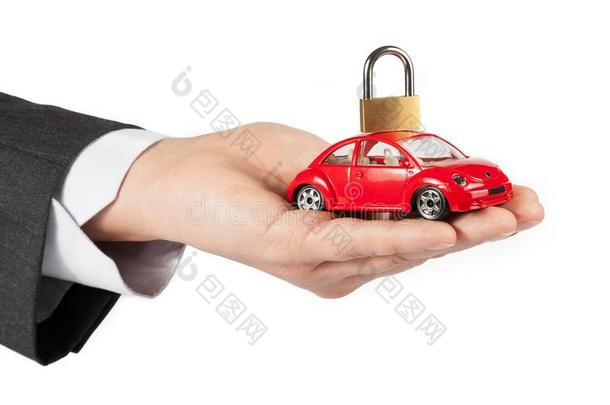商务人士手中带锁的玩具车保险、购买、租赁、燃料或服务及维修费用的概念