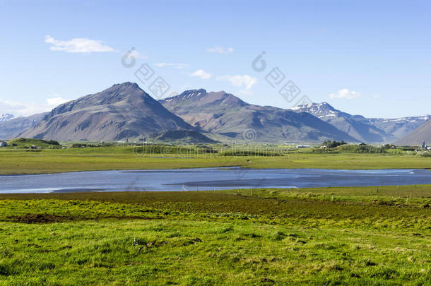 山峦映衬下的美丽湖泊，冰岛，夏日好