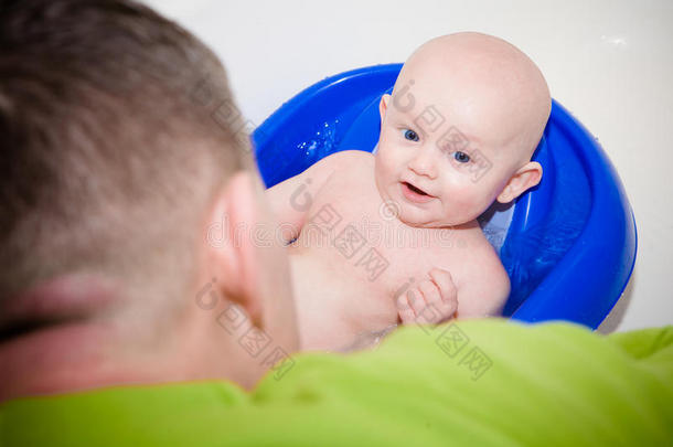 爸爸给快乐的宝宝洗澡