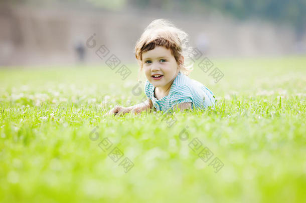 在草地上玩耍的孩子