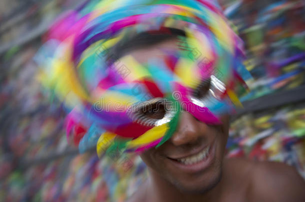 萨尔瓦多狂欢节桑巴舞巴西男子戴着彩色面具微笑