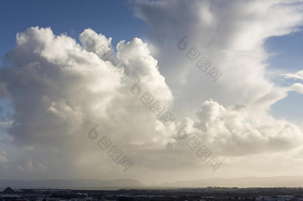 曼努考港上空的大云