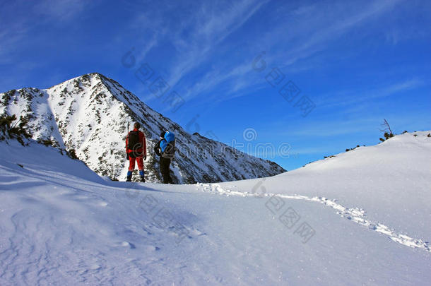 两名登山者在罗马尼亚雷特扎特山欣赏雷特扎特峰