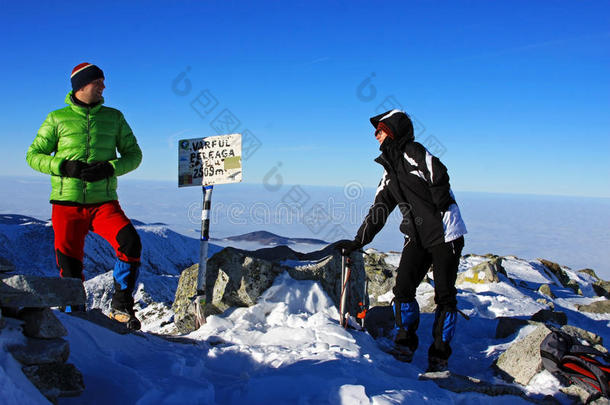 两个年轻的登山者在罗马尼亚的peleaga山顶庆祝