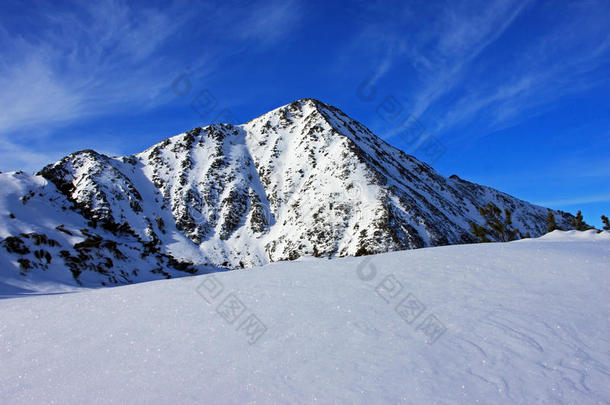 在罗马尼亚雷特扎特山欣赏雷特扎特峰