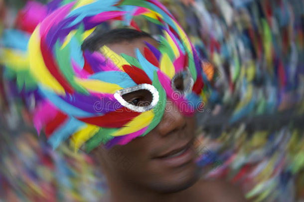 萨尔瓦多狂欢节桑巴舞巴西男子在彩色面具