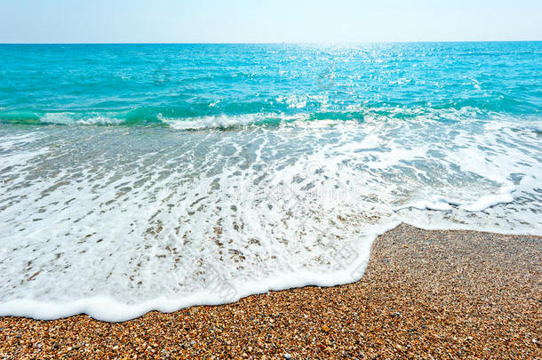 耀眼的阳光和波涛汹涌的海浪