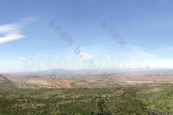 肯尼亚的大裂谷，有朗格诺火山（右）和苏斯瓦火山（左）