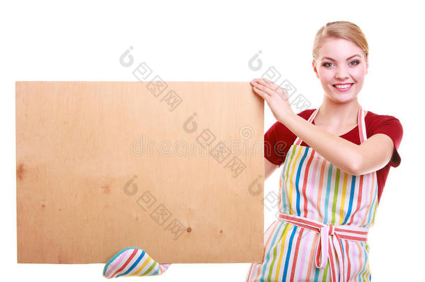 厨房围裙里的家庭主妇或咖啡师拿着一块空的空白牌