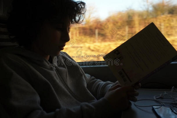 男孩在火车旅行中读了一本书