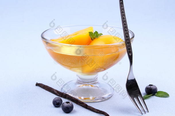 水<strong>蜜桃</strong>果盘，带叉子、蓝莓和香草