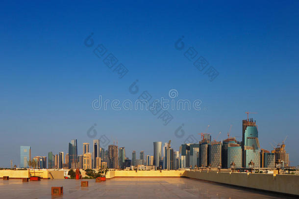 从卡塔尔多哈大清真寺看西海湾城市的天际线