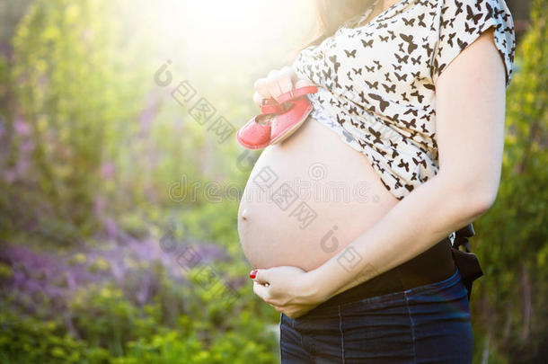 带婴儿<strong>小鞋子</strong>的难辨孕妇特写