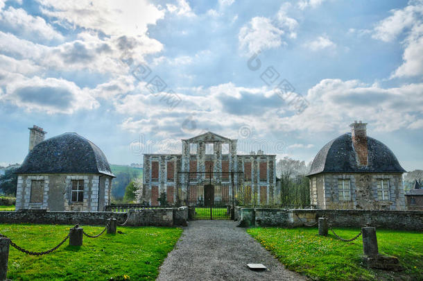 法国，风景如画的诺曼底图里哈考特村