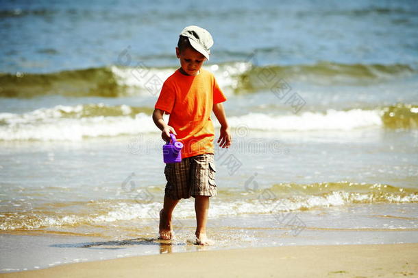 在海滩上玩玩具的男孩