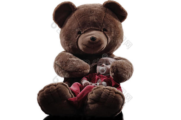泰迪熊抱抱抱婴儿剪影