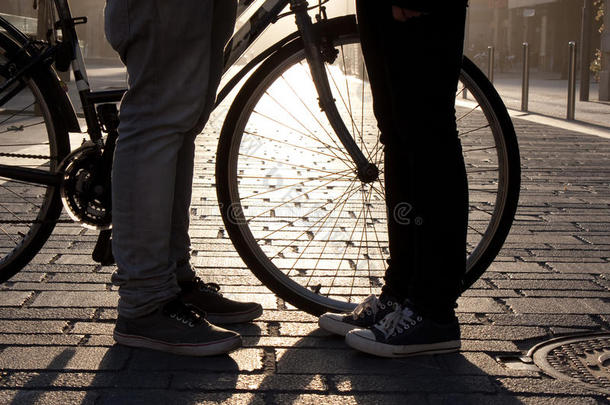 一对年轻夫妇面对面骑自行车的腿