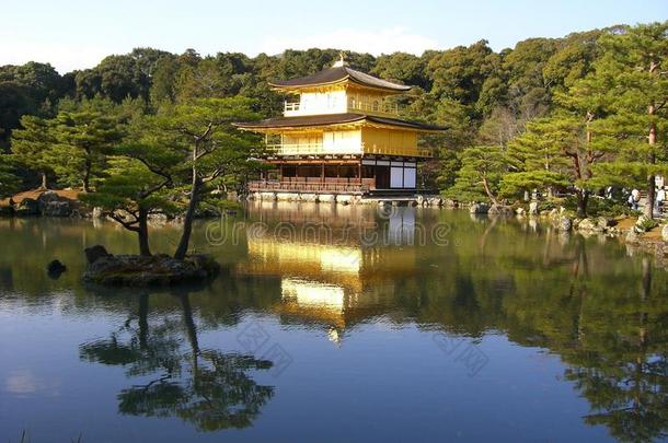 金色宫殿，美丽典雅，映照亚洲池塘