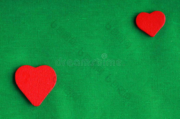 绿色布底红木装饰心形