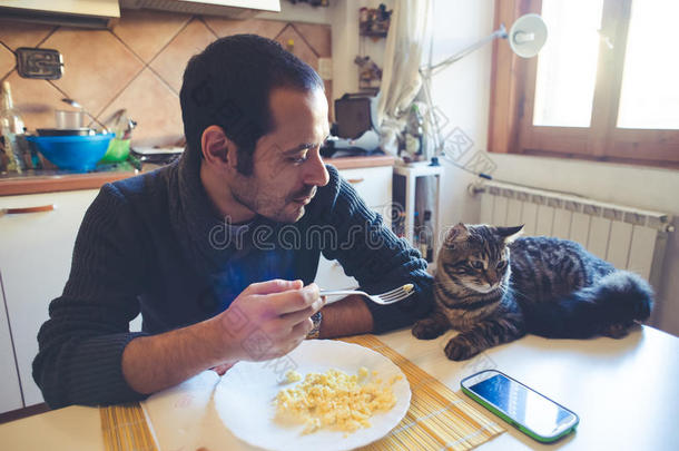 情侣在午餐时吃
