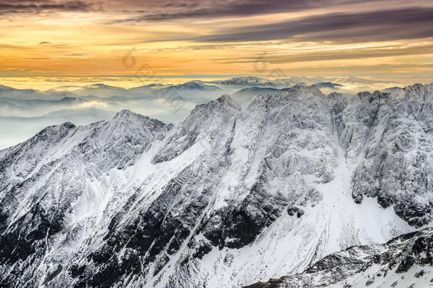 落日绚烂的冬山雪景