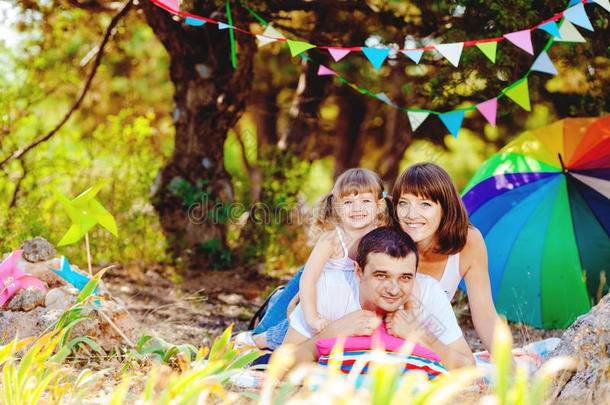 快乐的小家庭，孩子们在夏日公园的户外休息