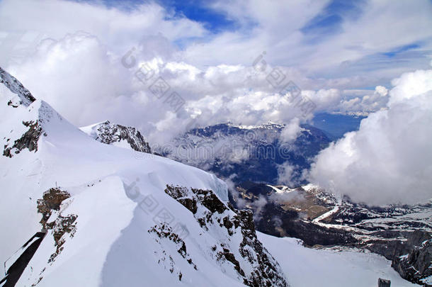 瑞士阿尔卑斯山被雪覆盖的少女景色