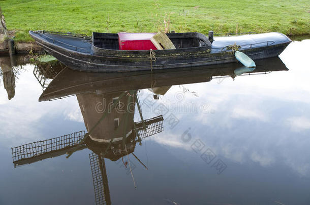 小船与荷兰风车在水中的倒影