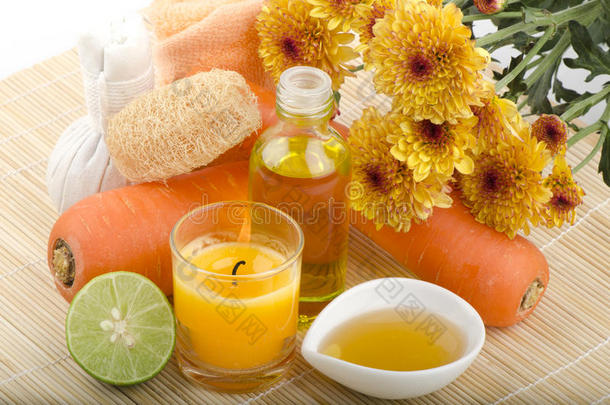 磨砂胡萝卜，蜂蜜，橄榄油敏感皮肤，添加柠檬水疗。