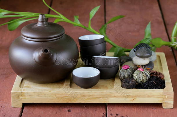 传统饮茶套餐（水壶、杯子和各种茶）