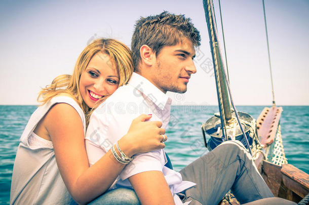 恋爱中的情侣-在帆船上度蜜月