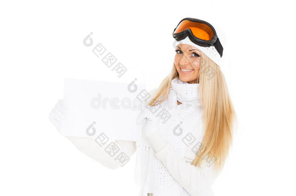 一位年轻女子戴着滑雪眼镜，拿着空木板写<strong>课文</strong>。