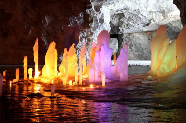 俄罗斯深层大理石洞穴中的冻结水石笋