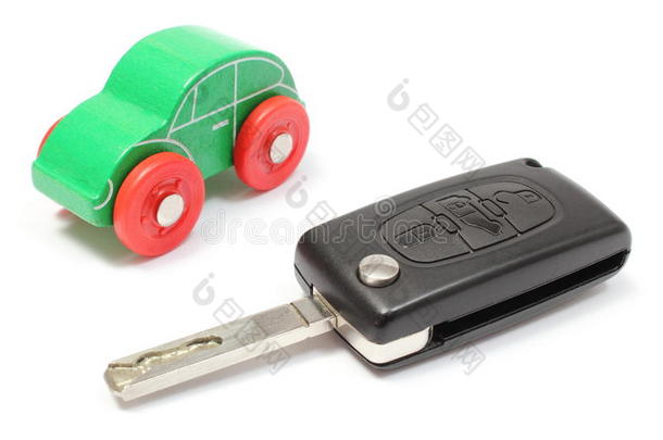 白色背景的绿色旧玩具车和车钥匙